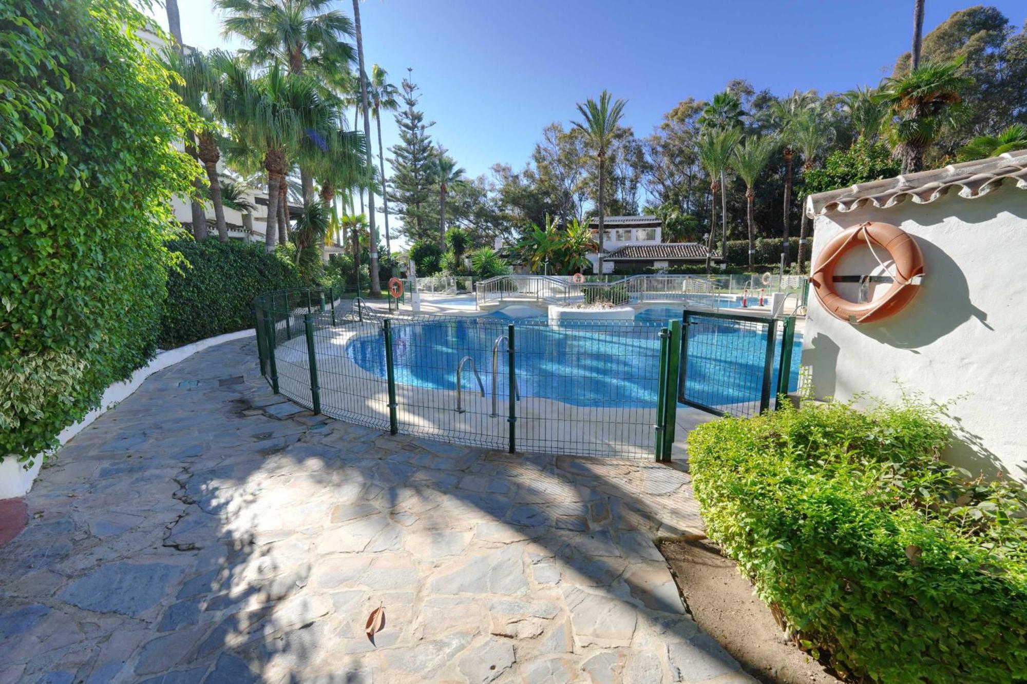 1104 First Line Beach Apartment Golden Beach Pool Марбеля Екстериор снимка