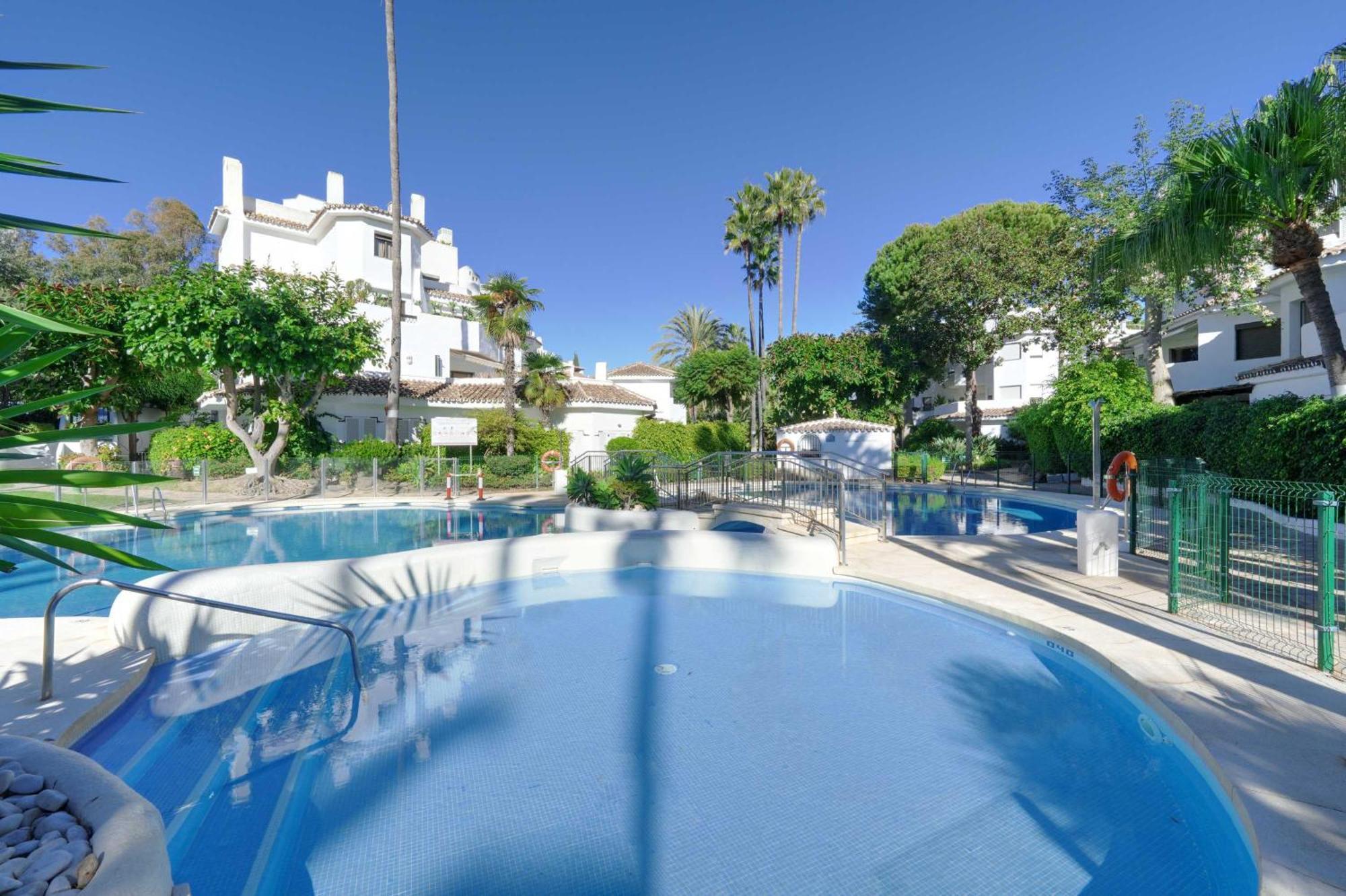 1104 First Line Beach Apartment Golden Beach Pool Марбеля Екстериор снимка